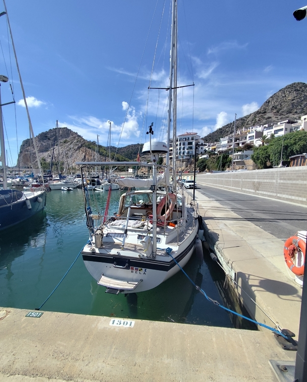 El velero Bela amarrado en el Amarre 1501, Port Garraf