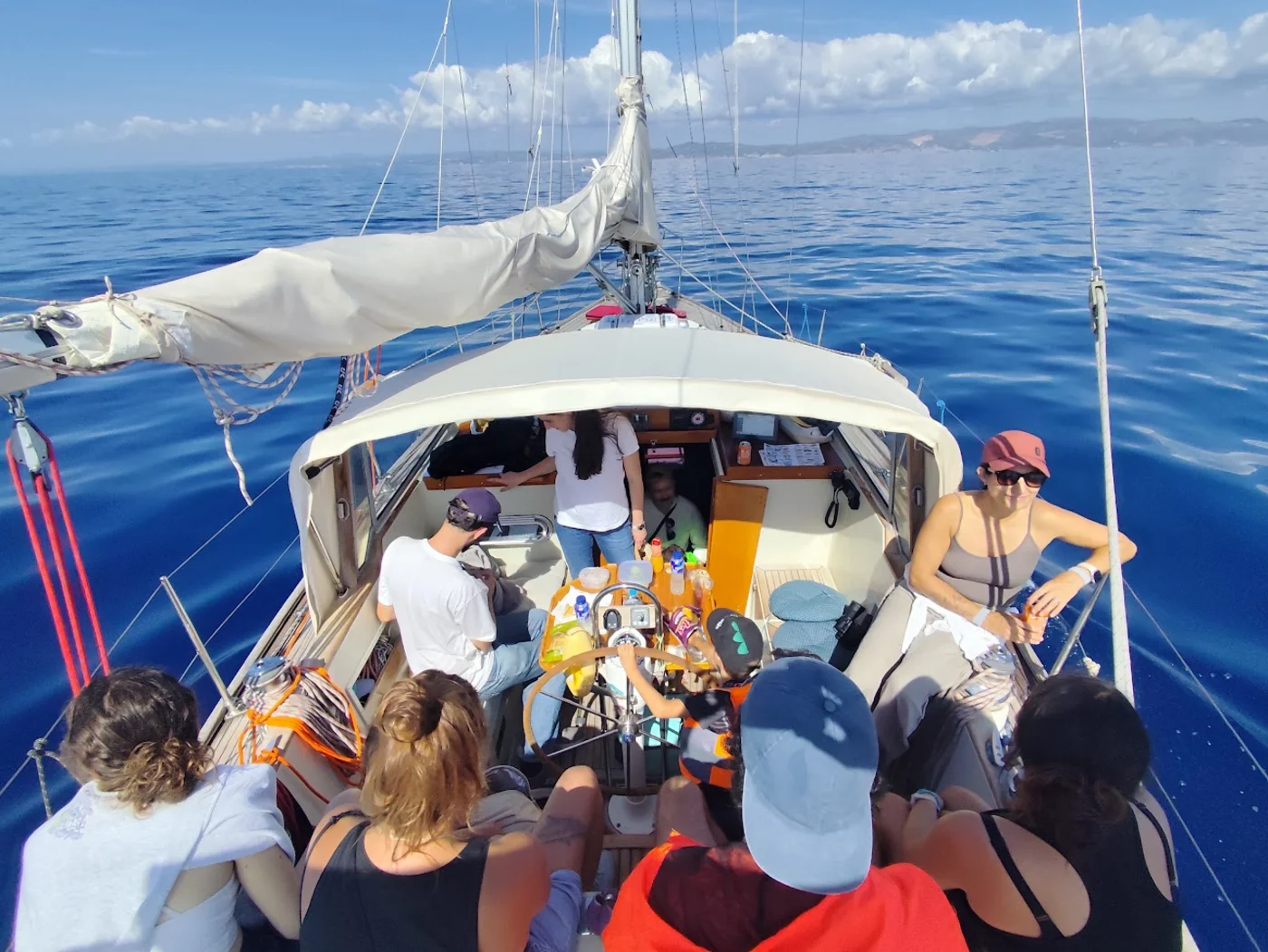 Equipo de una empresa navegando junto en velero