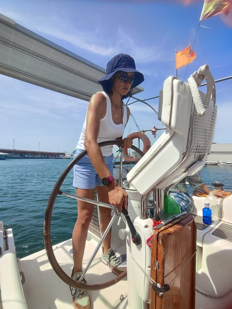 Velero navegando por la costa de Barcelona durante prácticas de la Escuela Náutica Altair en Port Garraf