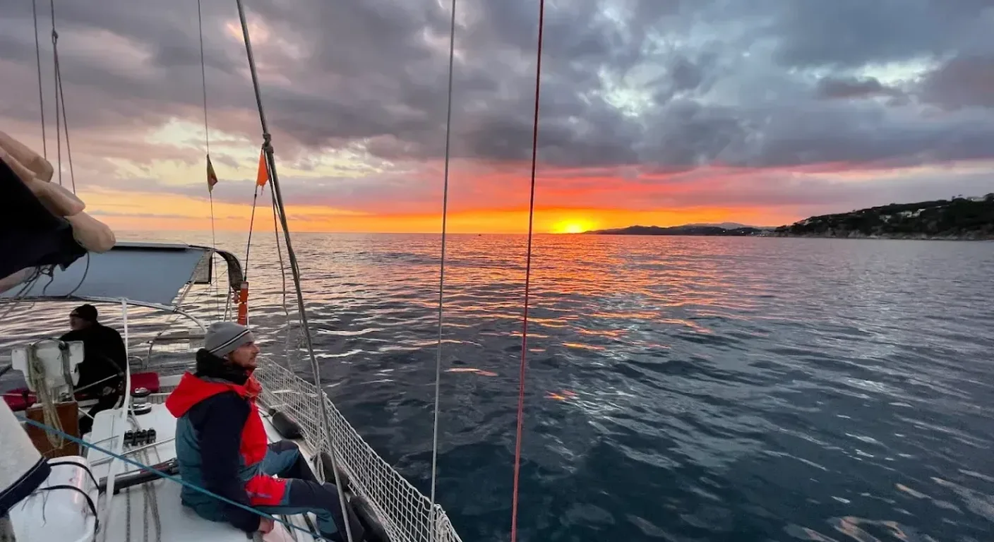 Sailing at sunset off the Garraf coast, the moment for the proposal