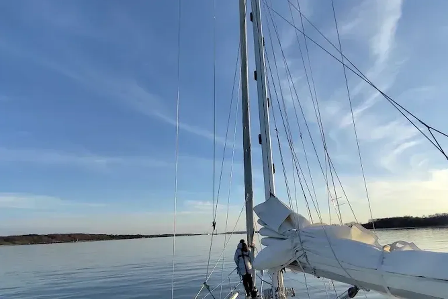Pedida de mano en velero al atardecer frente a Barcelona
