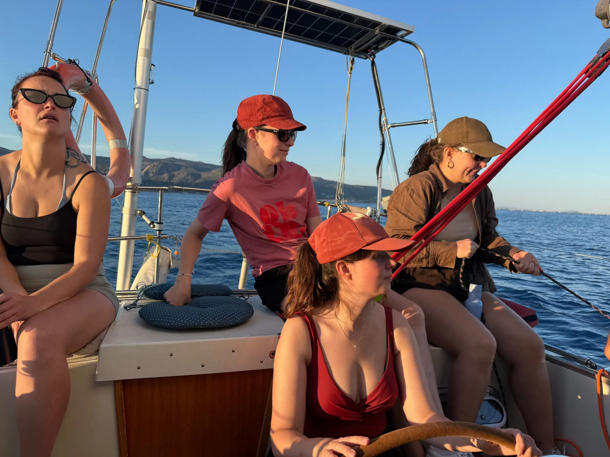 Reflejo del sol en el agua mientras navegamos en velero en el Mediterráneo