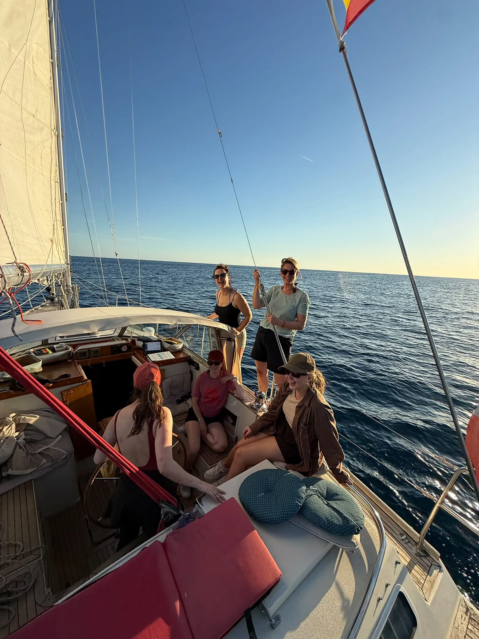 Navegación romántica al atardecer con vistas de los acantilados