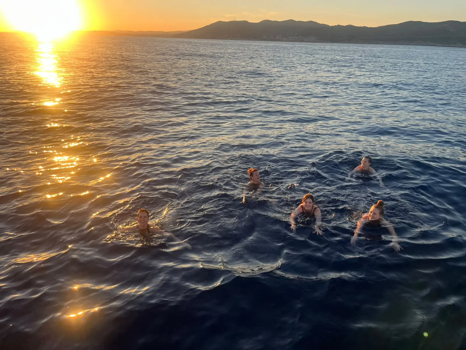 Últimos rayos de sol iluminando la proa del velero