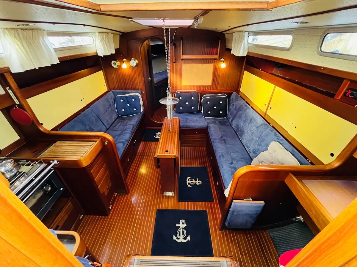 Interior del velero Finnsailer