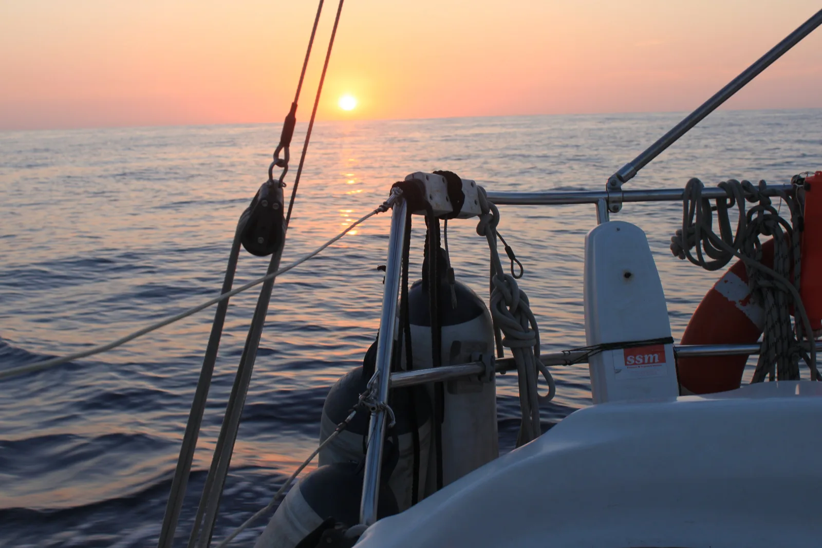 Amanecer desde la bañera de un velero durante una guardia nocturna en la travesía a Mallorca