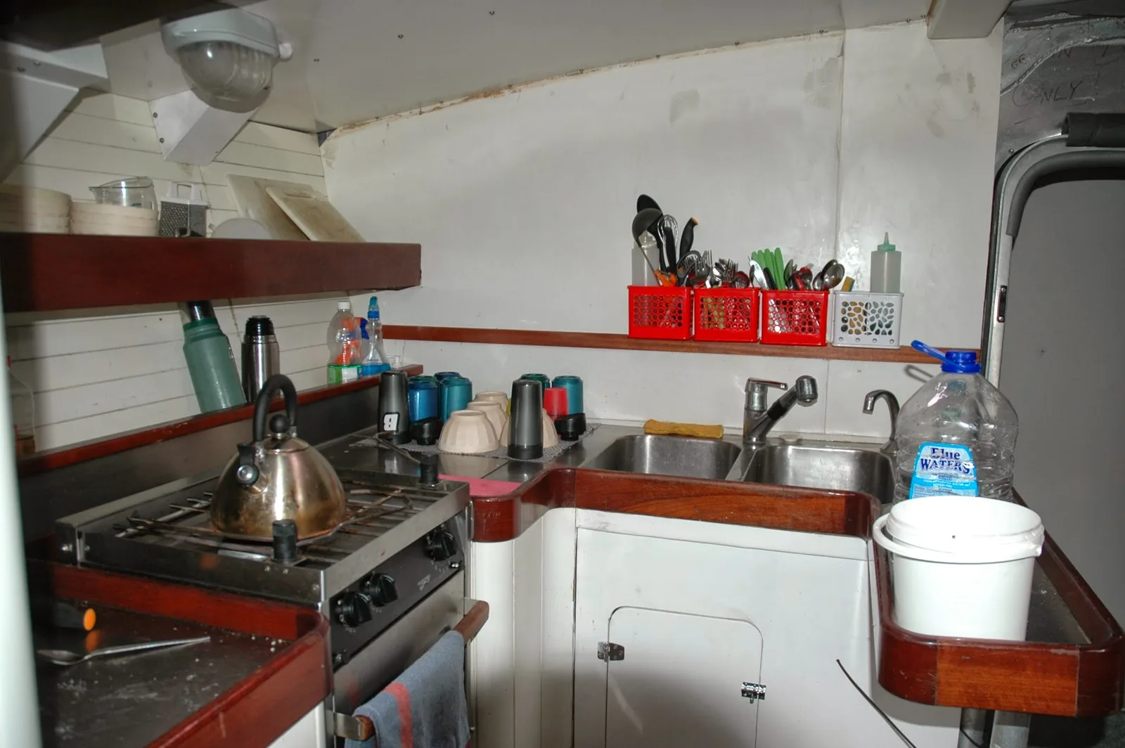 Cocina del velero Sterna preparada para la travesía del Atlántico