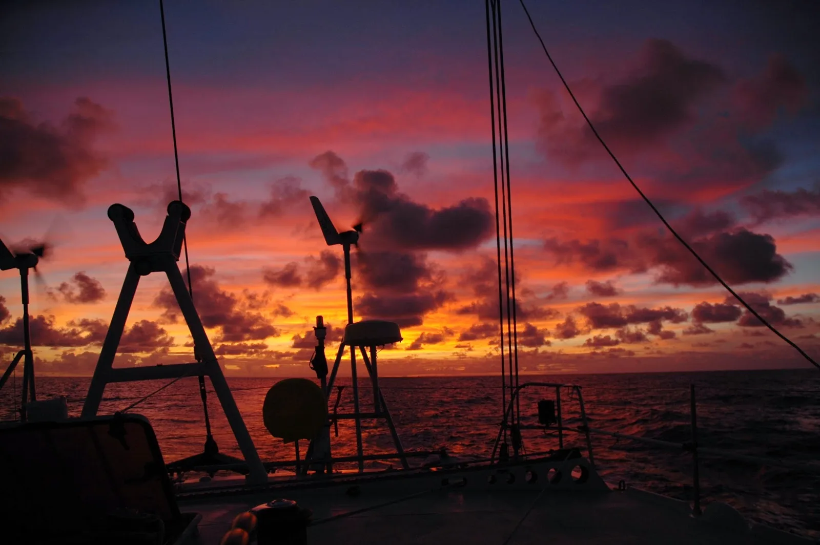 Puesta de sol en el Atlántico desde la popa del Sterna