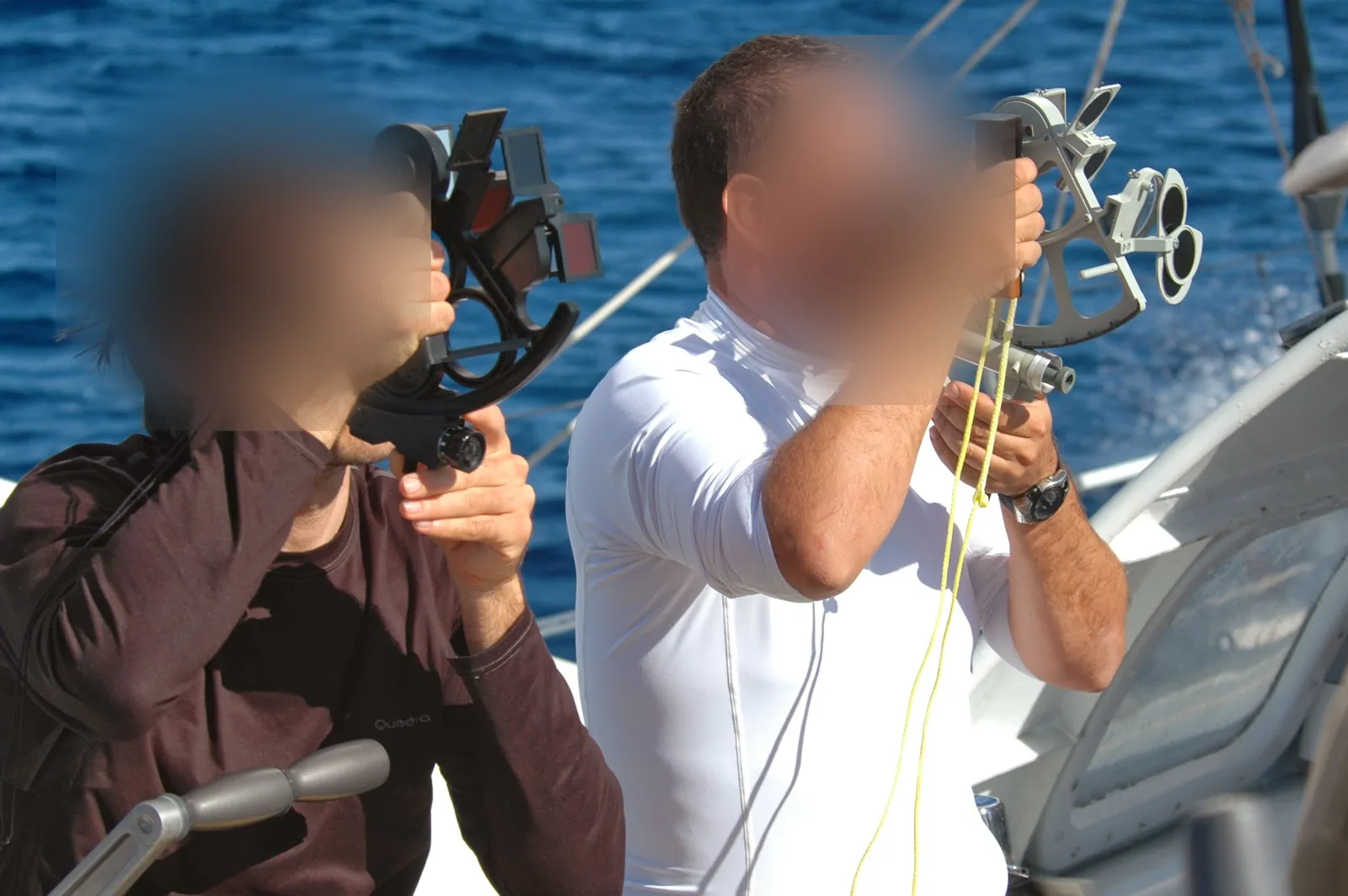 Dos tripulantes tomando la altura del sol con sextante en la cubierta del Sterna