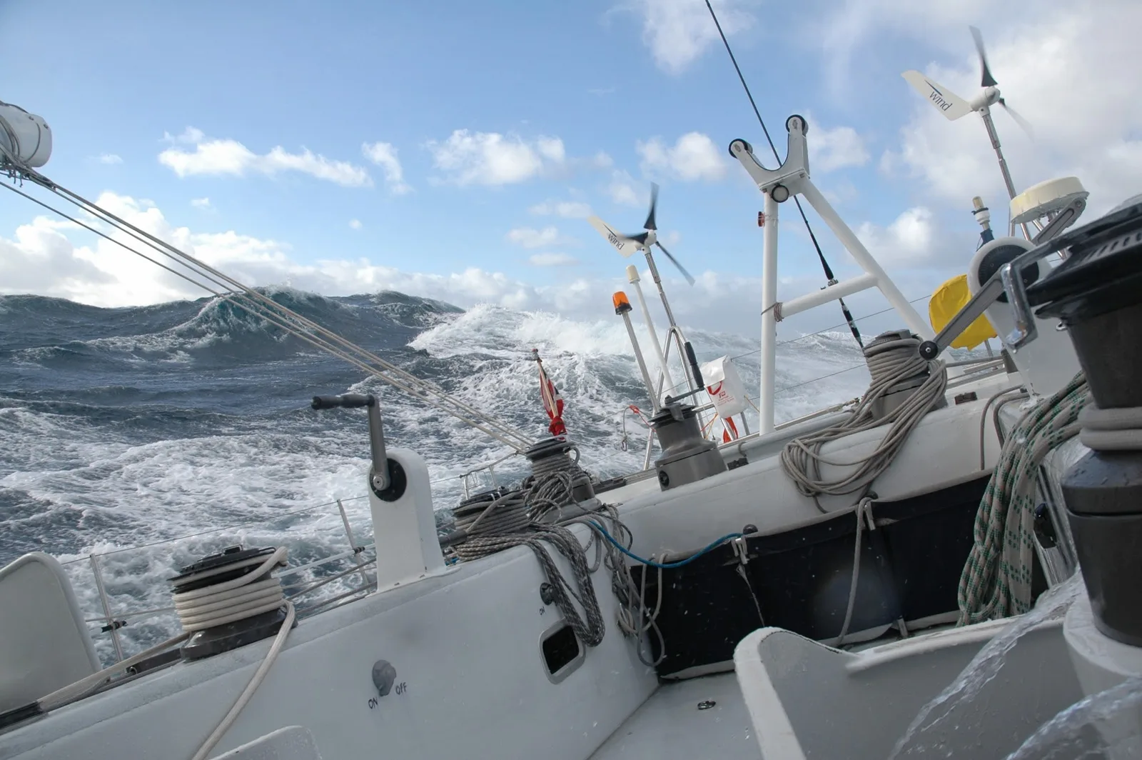 Ola rompiendo junto a la popa del velero Sterna durante el temporal en el Atlántico