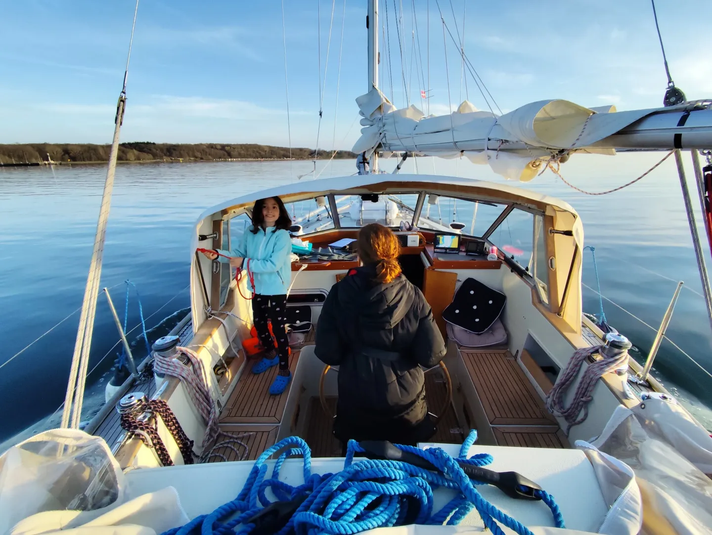 Alumnos navegando en el cockpit del Finnsailer 34 Bela