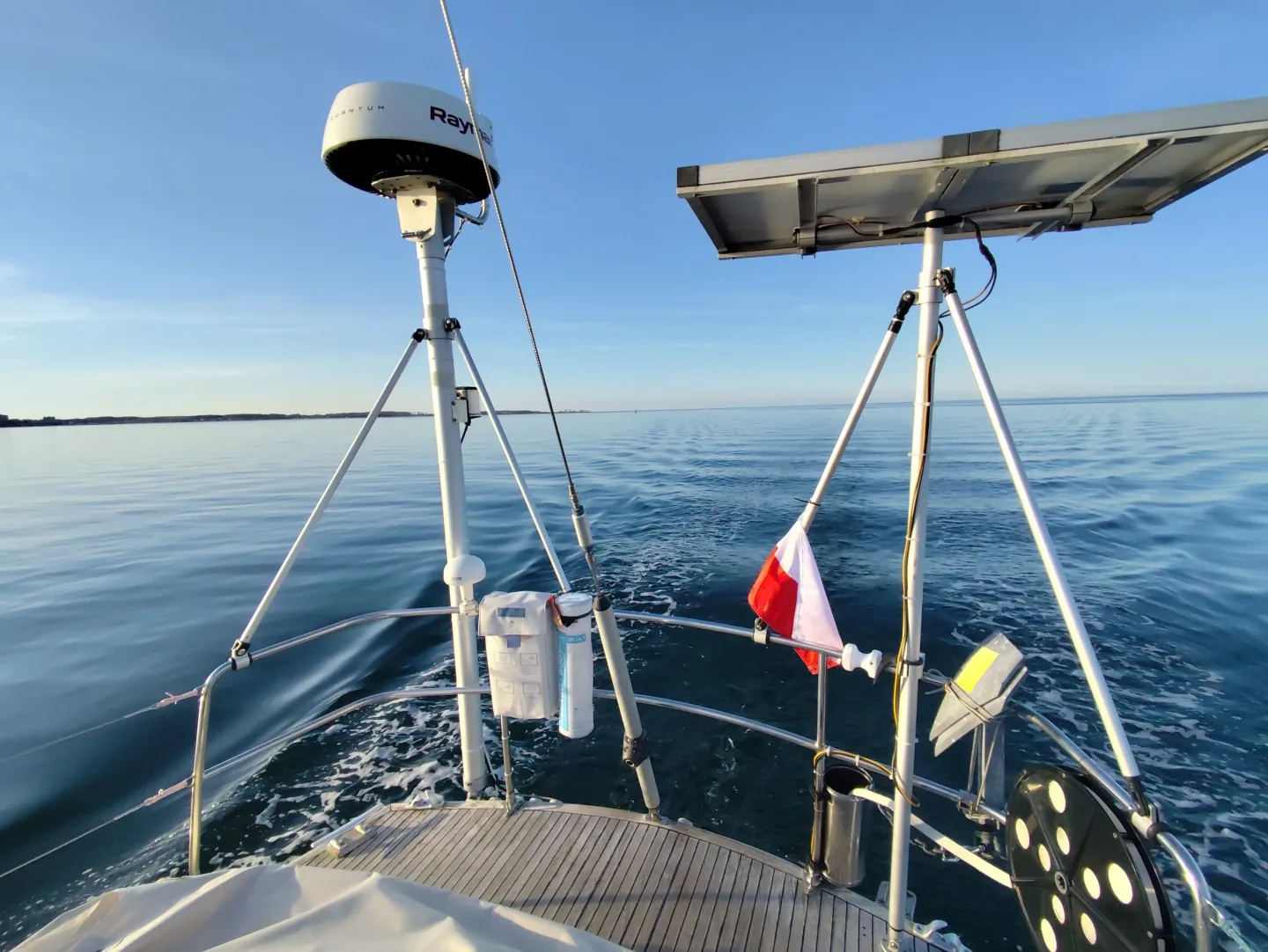 Popa del Finnsailer 34 con radar Raymarine y panel solar