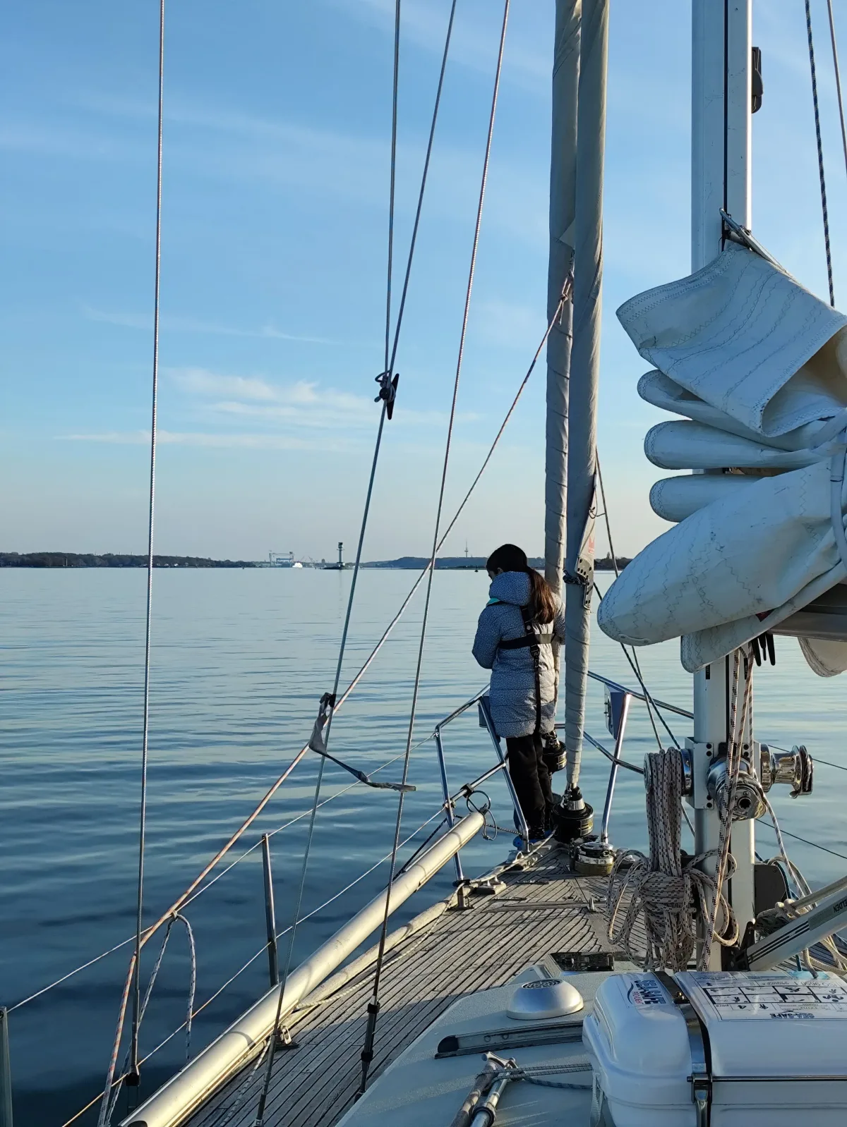 Alumna en la proa del Finnsailer 34 durante una práctica de vela