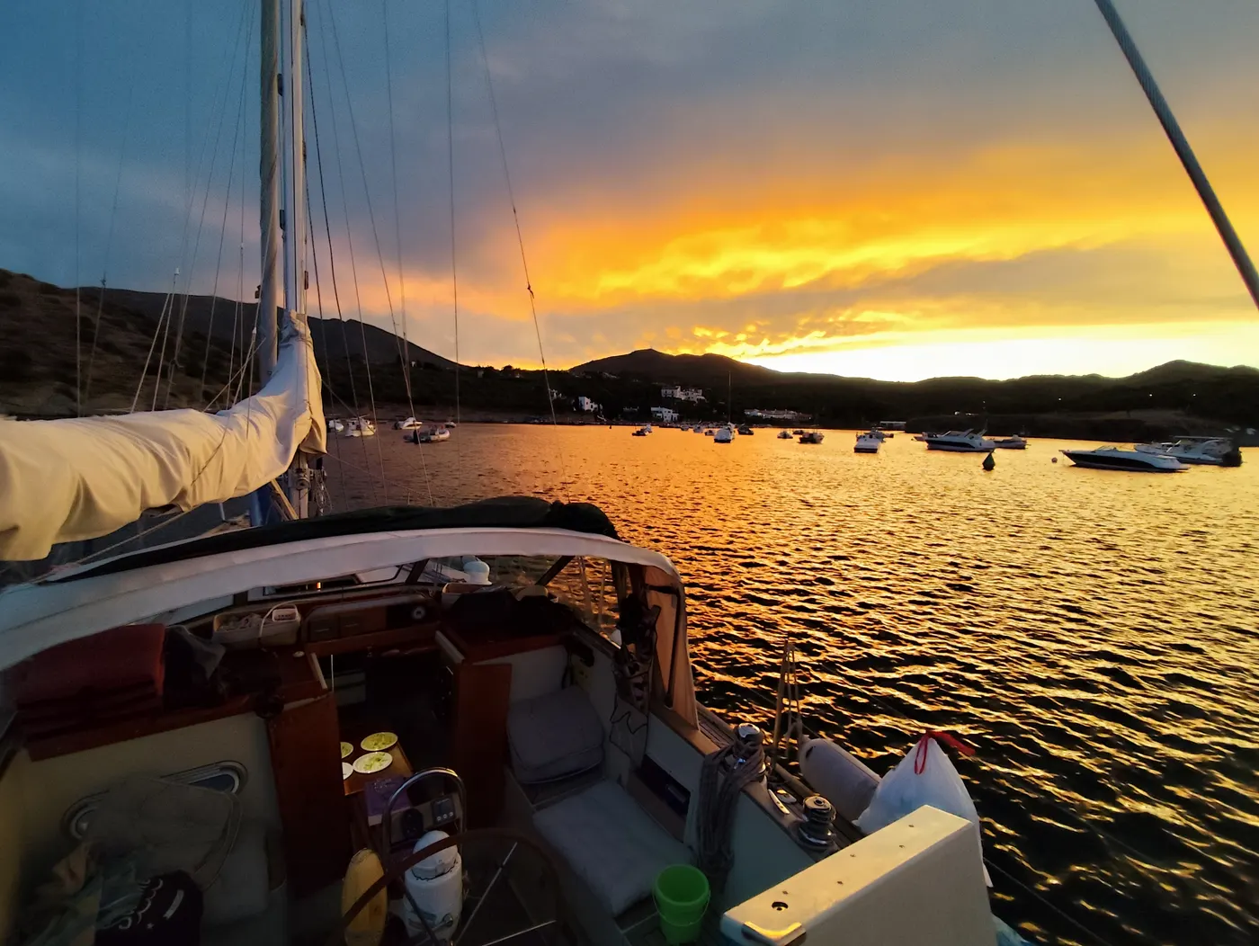 El BELA fondeado en Cadaqués al atardecer