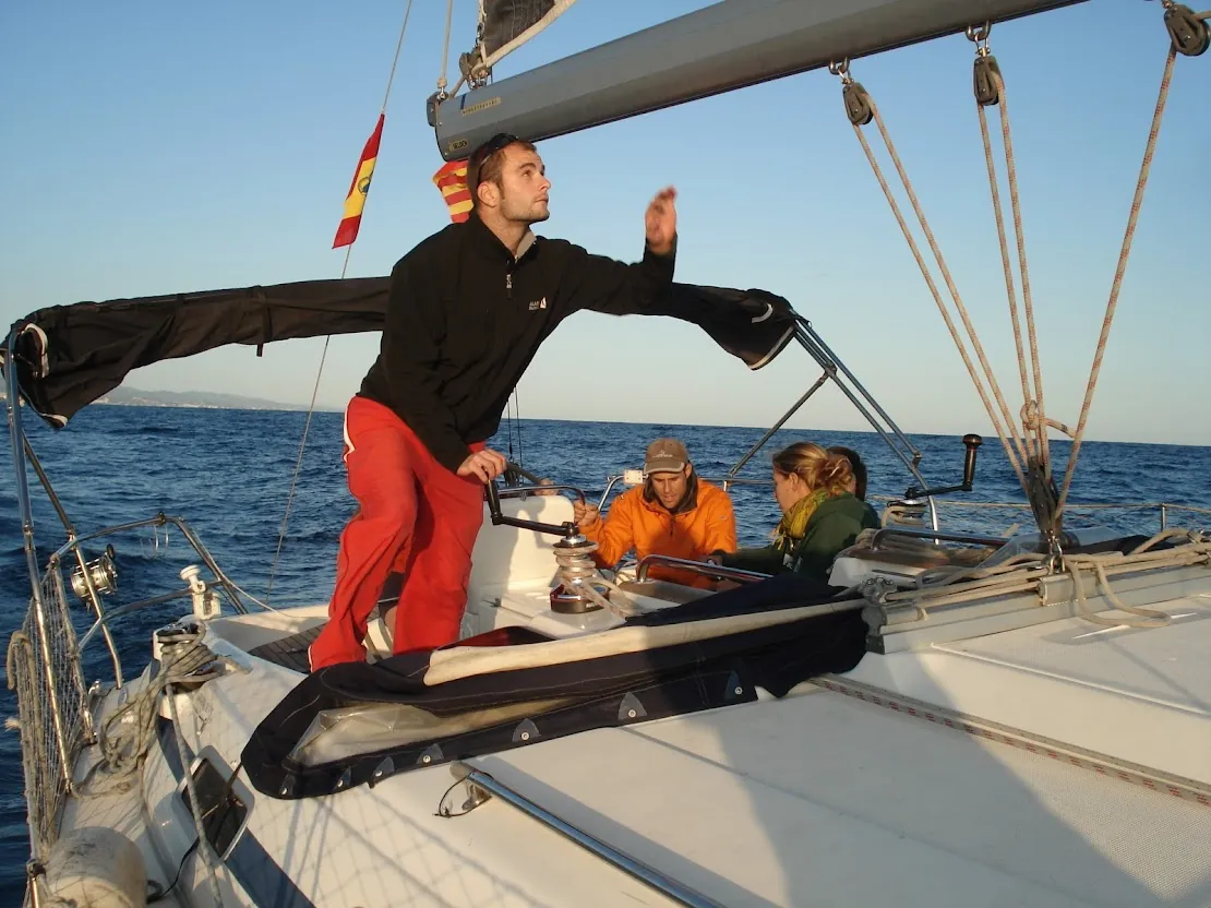 Tripulación de alumnos navegando en un velero durante una travesía