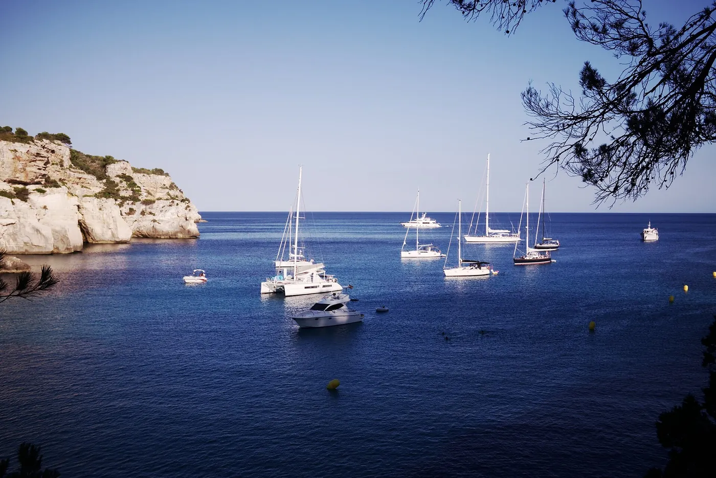 Veleros fondeados junto a Cala Macarella, Menorca