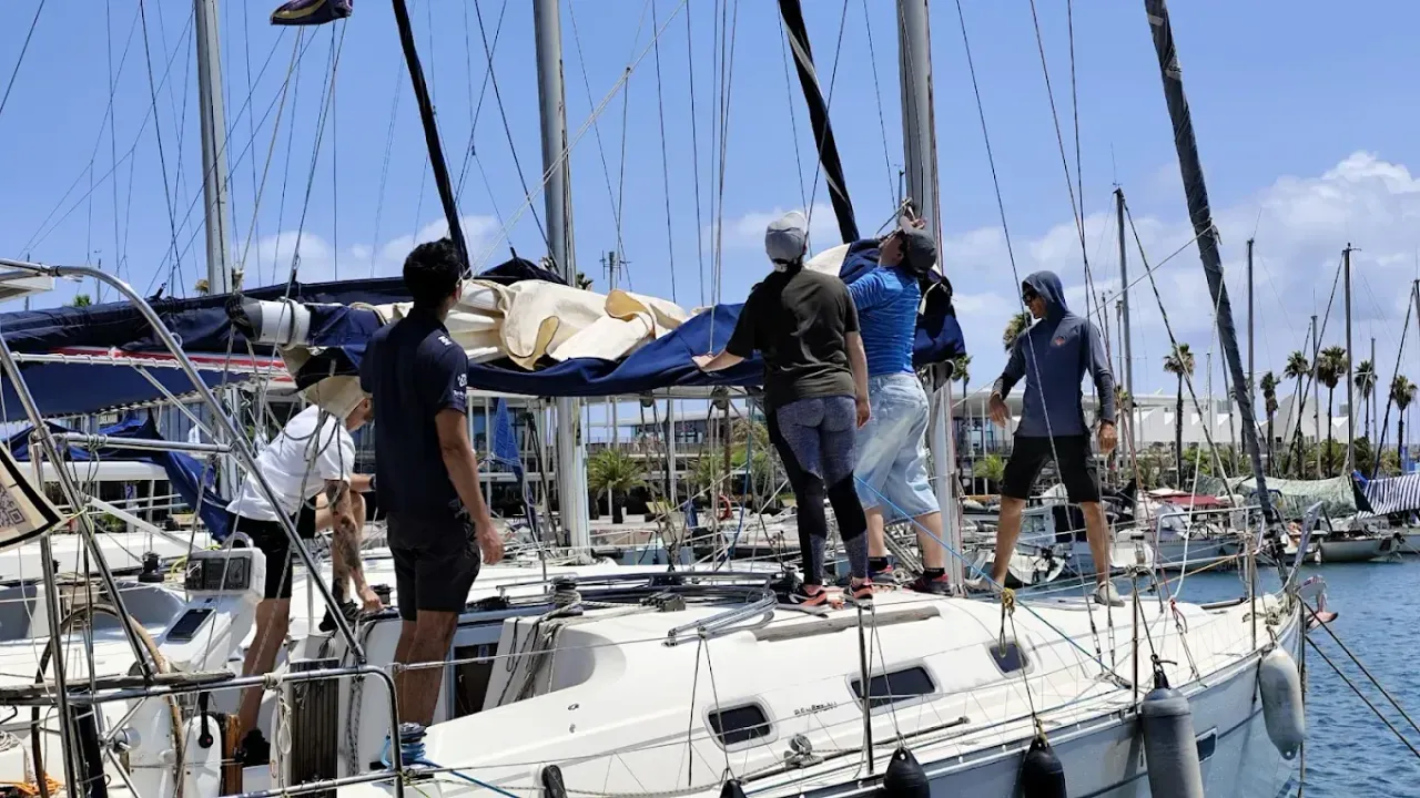 Velero en Port Garraf para inspección precompra de ósmosis