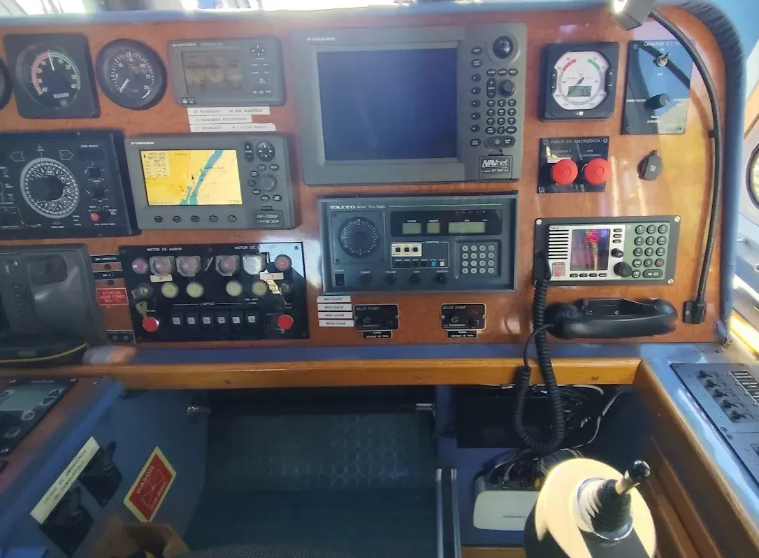 Consola de un barco profesional con VHF con DSC, plotter y radiogoniómetro