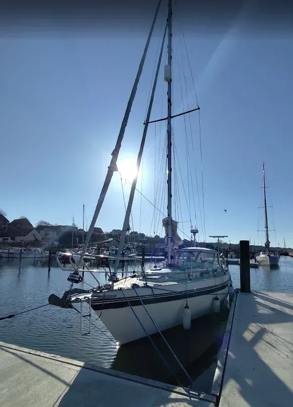 Costat del veler BELA navegant pel Mediterrani