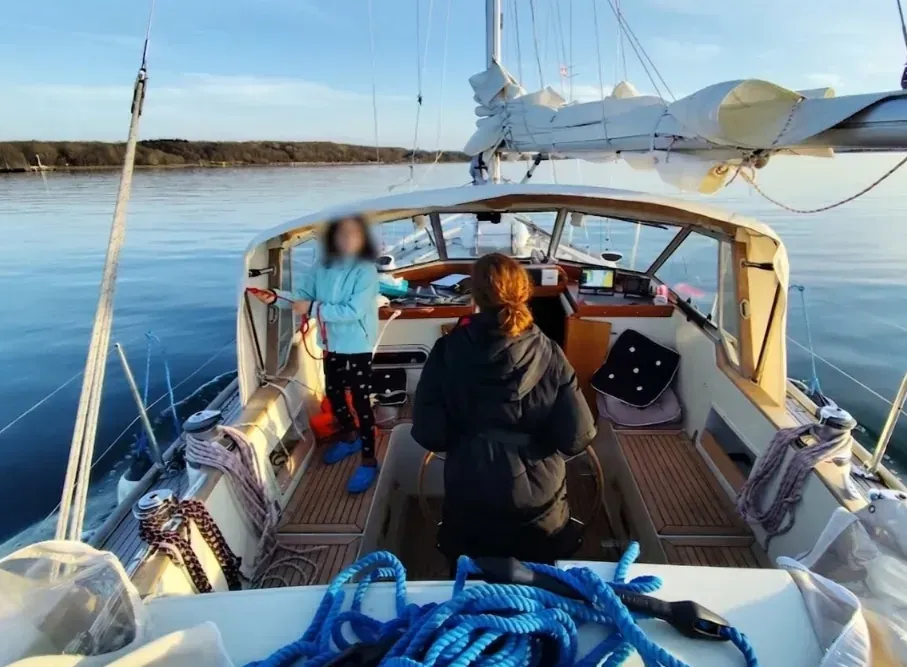 Familia preparando la noche a bordo del velero