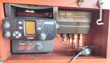 VHF, AIS y Zafa Hidrostática: Por Qué Necesitas un Instalador Oficial