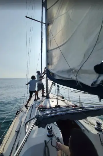 Viento Real y Viento Aparente: Guía Completa para Entender la Navegación a Vela