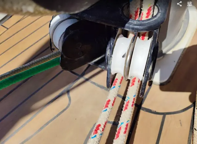 Poleas de plástico degradadas por el sol