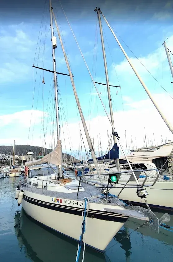 Proa d’un veler clàssic a Port Garraf